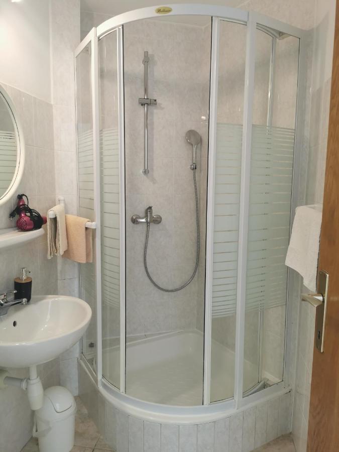 חוואר Apartman Tudor Kuzma מראה חיצוני תמונה